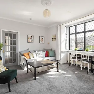 Holiday home Lovely 3bed House-private Parking, Edinburgh
