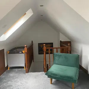 Apartment Cosy With Free Parking Close To Airport, Edinburgh
